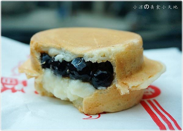 『台中。豐原』伍師傅車輪餅║用咬的珍奶!小心食用!超爆漿珍奶紅豆餅，Q彈有勁