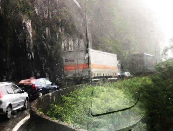 Batida entre dois caminhões causaram lentidão na Serra do Rio do Rastro