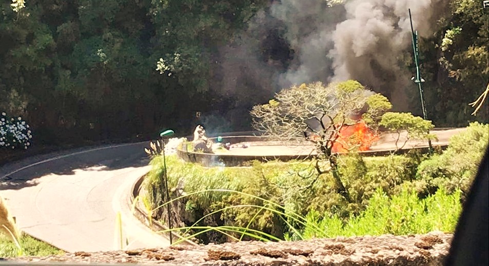 Carro pega fogo na subida da Serra do Rio do Rastro