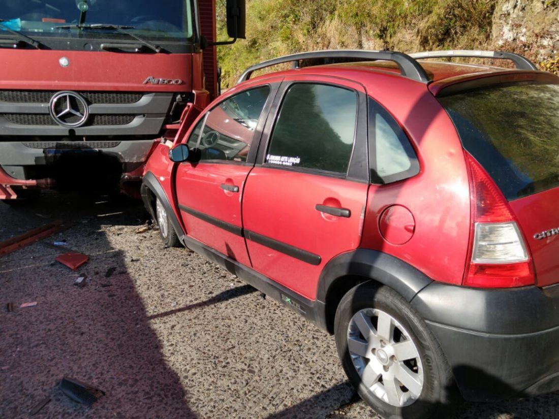 Caminhão e carro se chocam na Serra do Rio do Rastro
