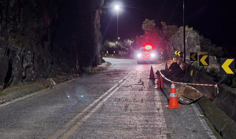 Pedras voltam a cair na Serra do Rio do Rastro e trânsito chegou a operar em meia pista nesta quarta-feira (18)