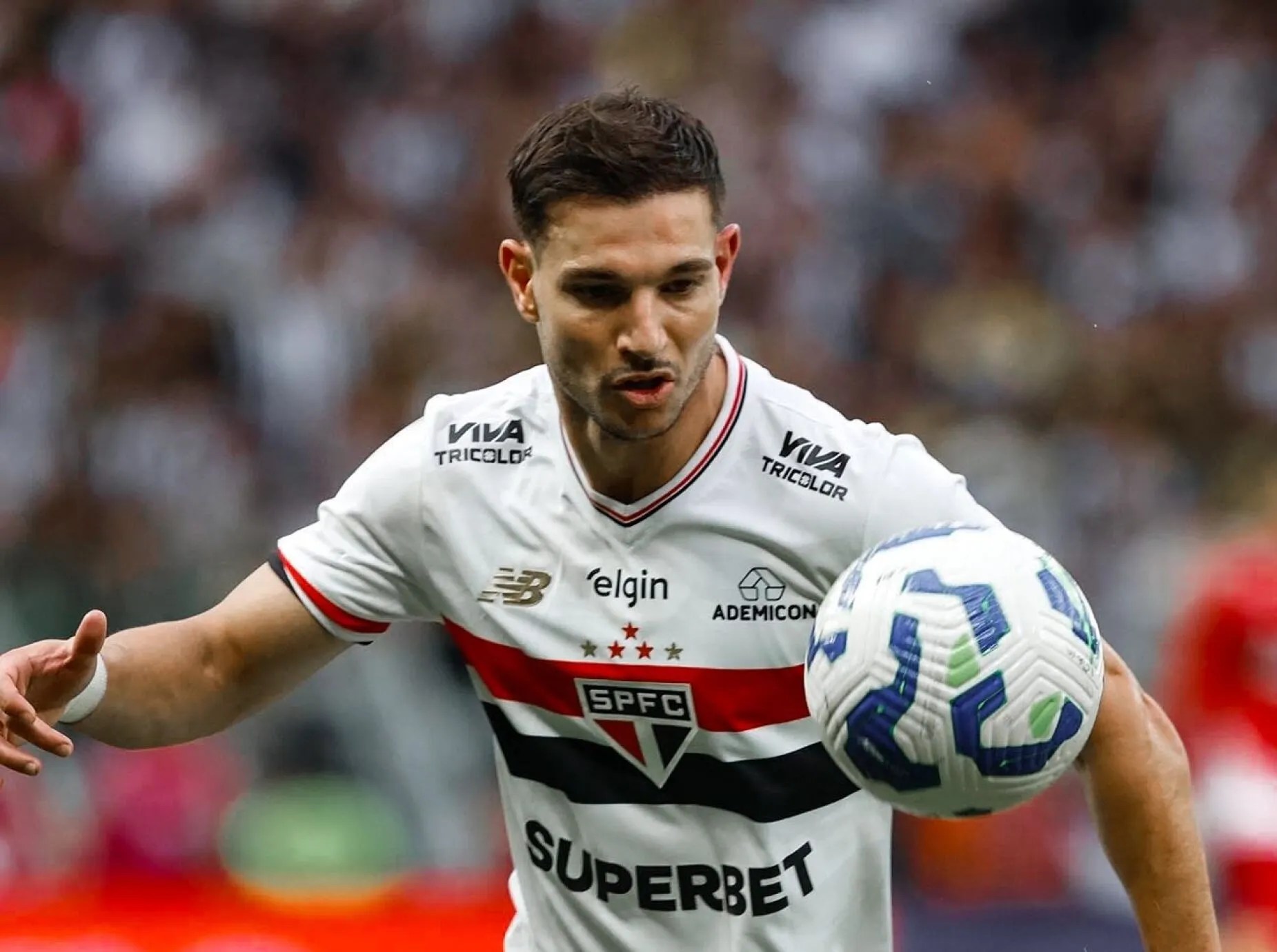 Cedric está liberado para achar novo clube mas até o momento seus agentes não conseguiram nada | Blog do São Paulo