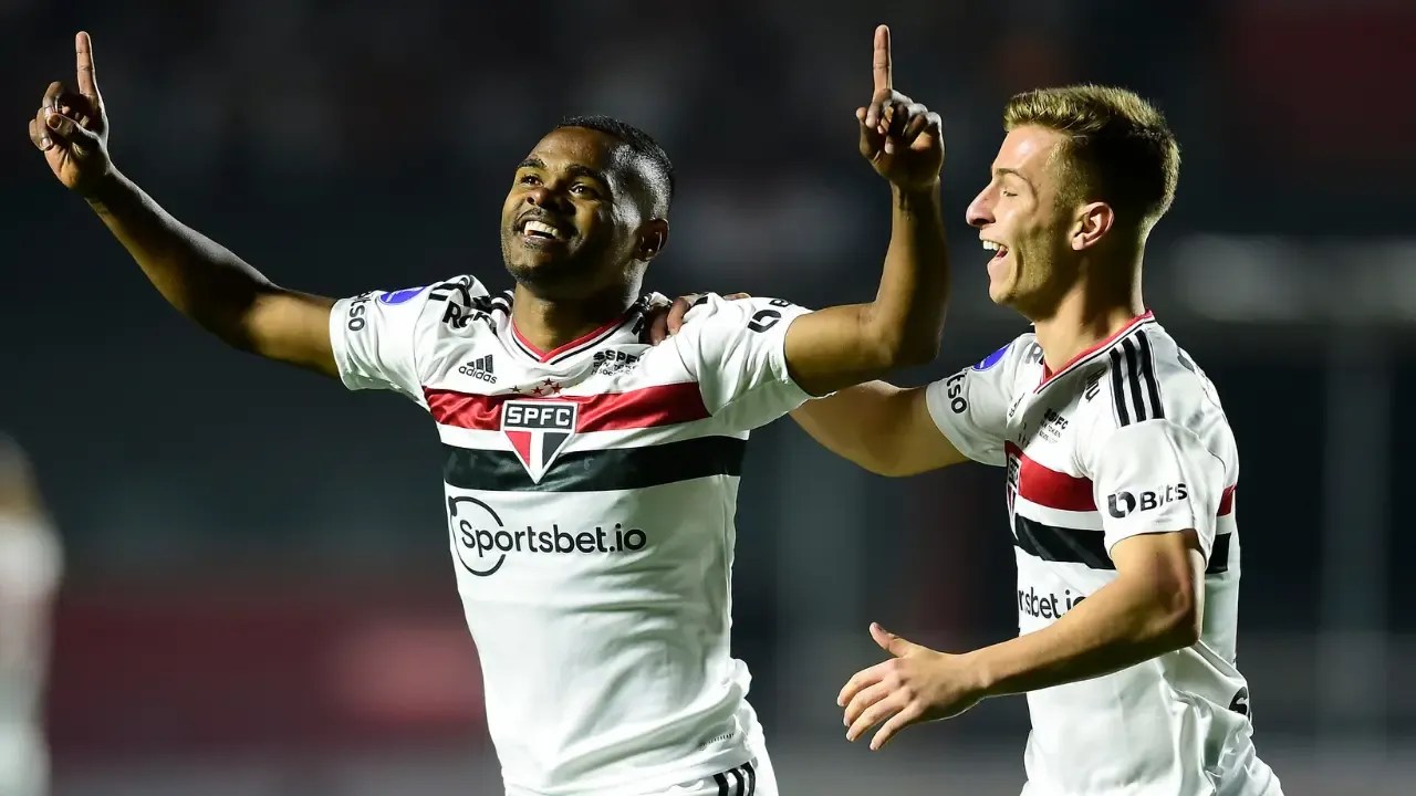 Ex camisa 10 do São Paulo e Flop gigante, agora comemora artilharia na China | Blog do São Paulo