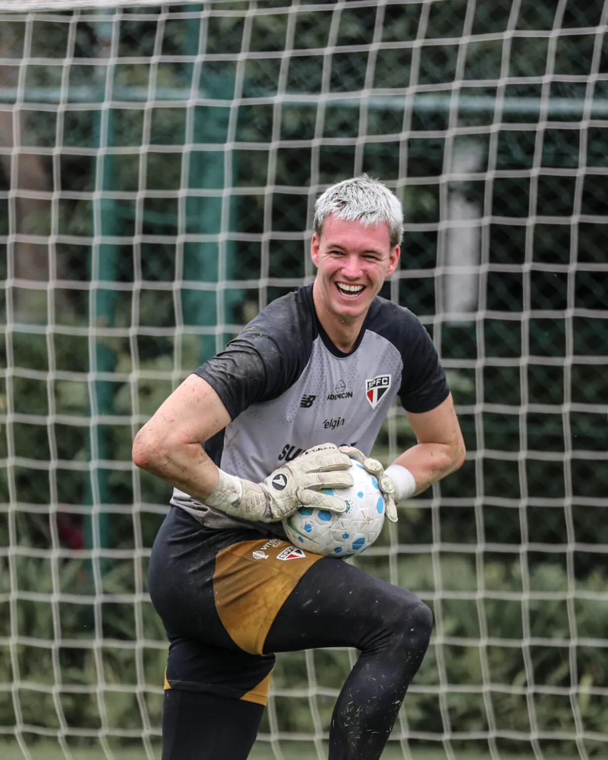 Young pode deixar o São Paulo na próxima janela; goleiro já desperta interesse no mercado | Blog do São Paulo