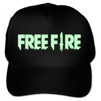 Gorra negra infantil para niño con el logotipo luminiscente de Free Fire en color verde claro.