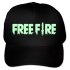 Gorra negra infantil para niño con el logotipo luminiscente de Free Fire en color verde claro.