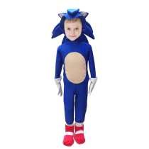 Niño con disfraz azul de Sonic con capucha de púas, guantes blancos y zapatos rojos.