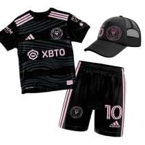 Conjunto de fútbol negro y rosa del Inter Miami de Messi para niño con camiseta, short y gorra