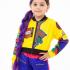 Niña vistiendo disfraz de Rumi de K-Pop Demon Hunters con chaqueta amarilla estampada y short azul.