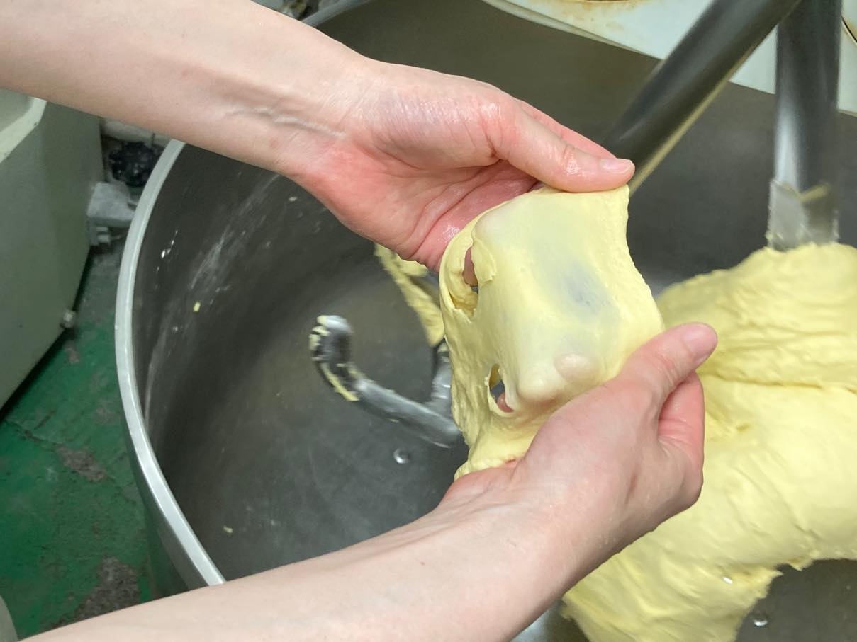 生地を引っ張ってグルテンの網ができているか確認する。