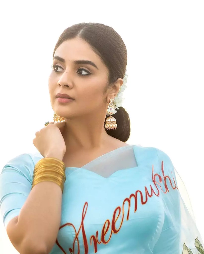 Sreemukhi's custom name printed saree for ETV Ugadi 2022 event!