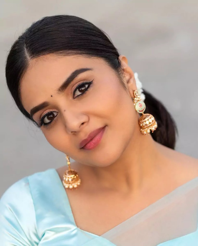 Sreemukhi's custom name printed saree for ETV Ugadi 2022 event!
