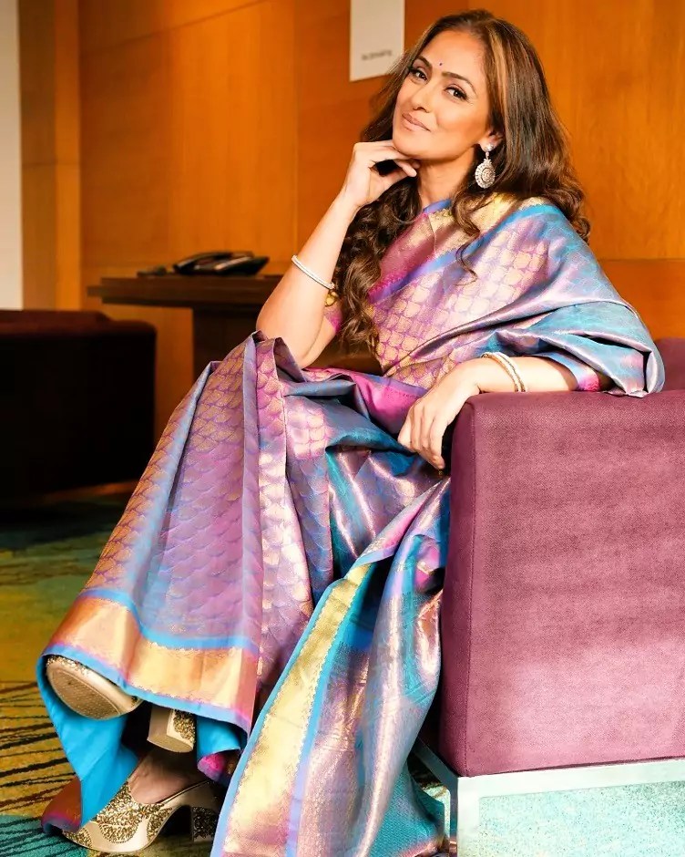 The actress gave elegant poses flaunting her saree