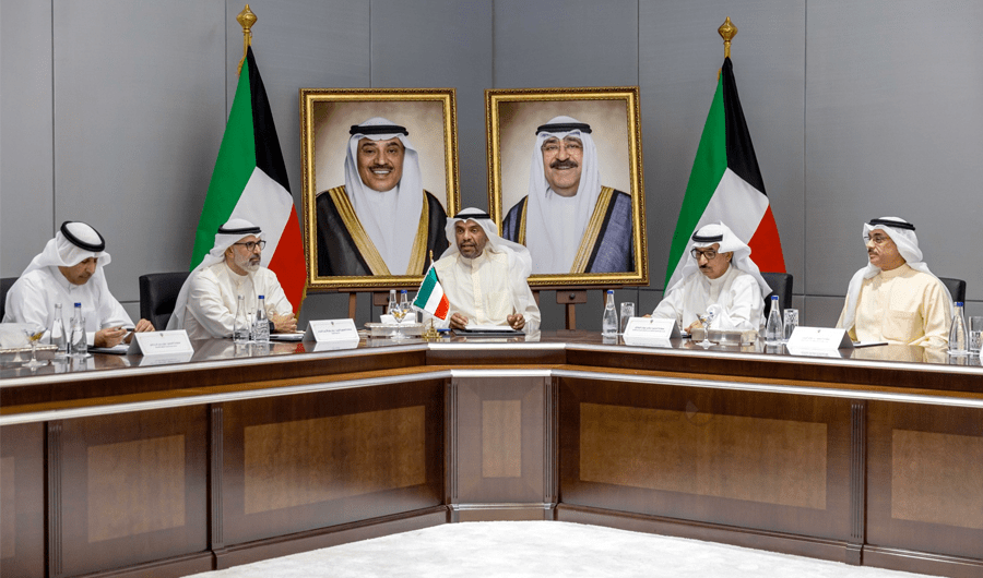 وزير الخارجية يجتمع مع مساعديه في مبنى الوزارة الجديد بالضاحية الدبلوماسية وزير الخارجية يجتمع مع مساعديه في مبنى الوزارة الجديد بالضاحية الدبلوماسية