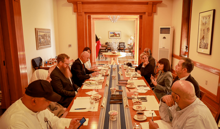 السفيرة الأمريكية: الكويت تحظى بأمن واستقرار &laquo;مرتفعين للغاية&raquo;