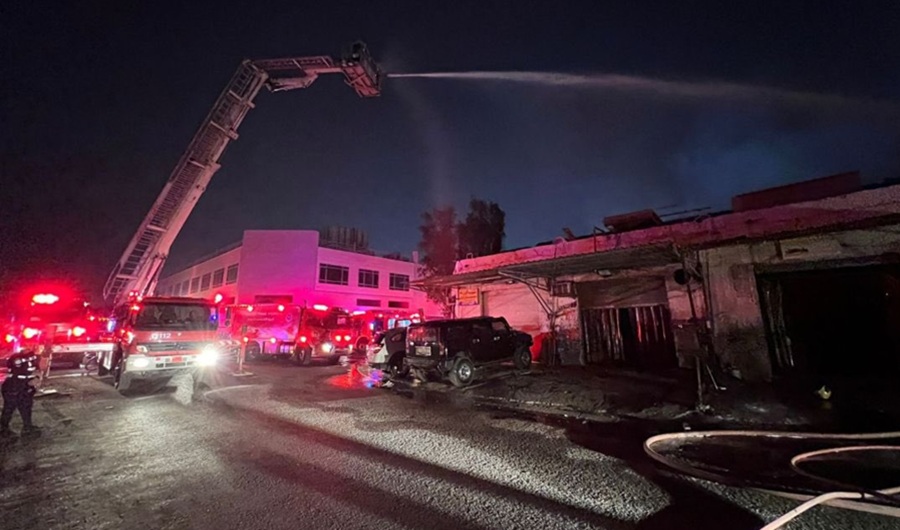 فرق الإطفاء تُسيطر على حريق مصنع في منطقة الشويخ الصناعية