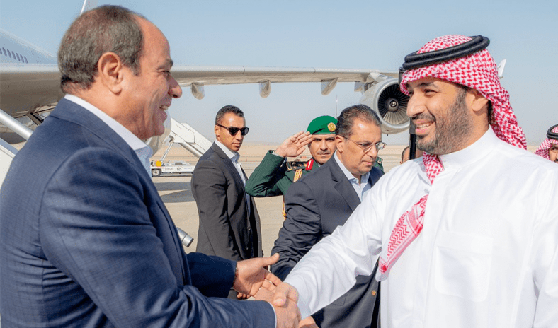 الأمير محمد بن سلمان يستقبل الرئيس المصري في مطار نيوم