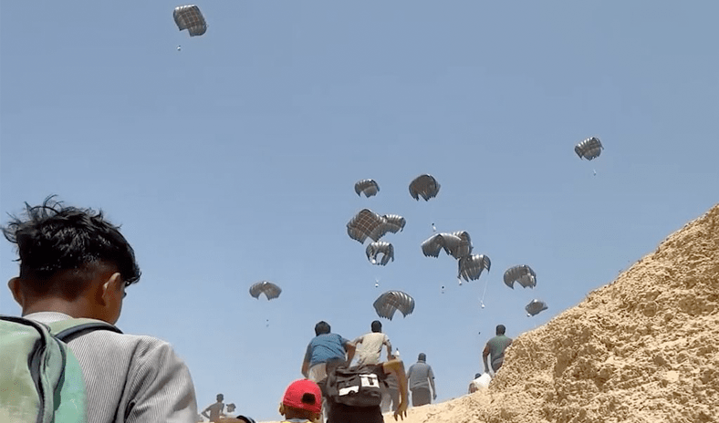 الإمارات: تنفيذ الإنزال الجوي الـ 75 للمساعدات على قطاع غزة ضمن عملية &laquo;طيور الخير&raquo;