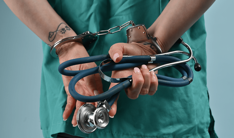 اعتقال أميركية انتحلت صفة ممرضة وقدّمت رعاية طبية لآلاف المرضى