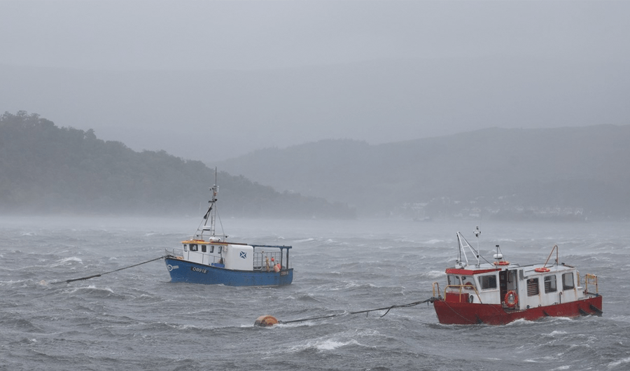 العاصفة &laquo;فلوريس&raquo; تضرب بريطانيا.. إلغاء القطارات وانقطاع الكهرباء عن 22 ألف عقار