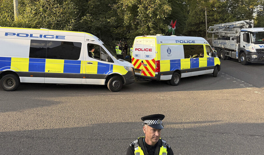 بريطانيا تعتقل كاتباً سينمائياً بسبب قميص داعم لفلسطين