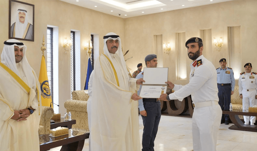 وزير الدفاع يشيد بدور الوزارة الريادي في إعداد وتأهيل منتسبي الجيش عبر البرامج التدريبية والأكاديمية