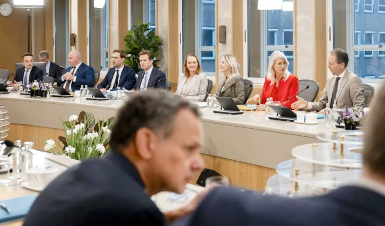 استقالة 9 وزراء من الحكومة الهولندية بسبب الموقف من إسرائيل