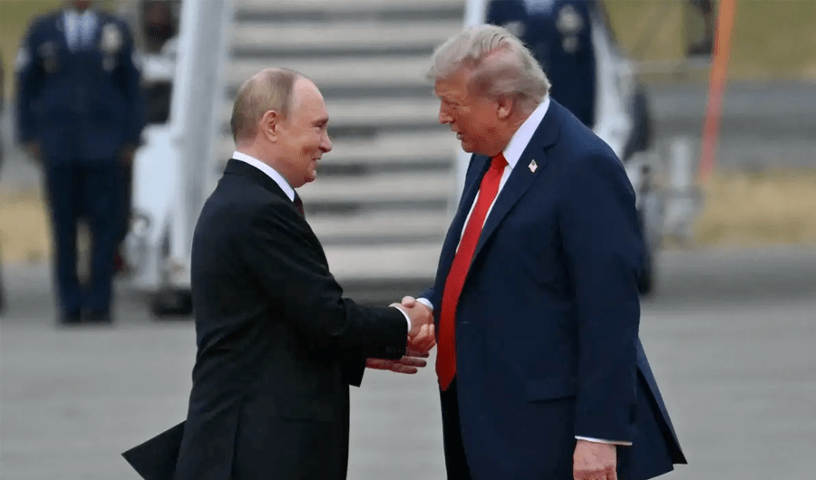 بدء اجتماع ترامب وبوتين في ألاسكا والرئيسان يتصافحان للمرة الأولى منذ 6 سنوات