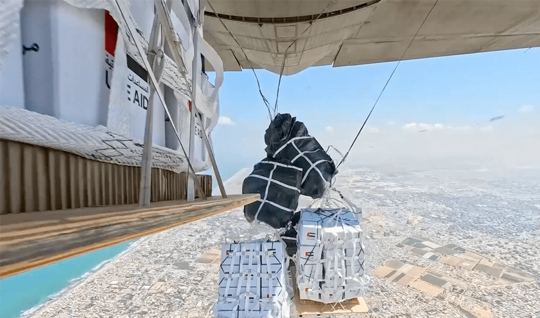 الإمارات تنفذ الإنزال الجوي الـ77 للمساعدات في قطاع غزة ضمن عملية &laquo;طيور الخير&raquo;