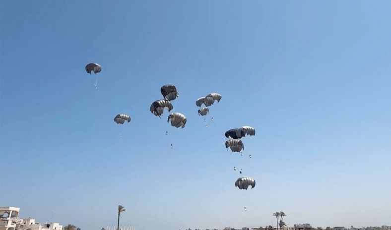 الإمارات تُنفذ الإنزال الجوي الـ79 للمساعدات الإنسانية ضمن عملية &laquo;طيور الخير&raquo; لدعم غزة