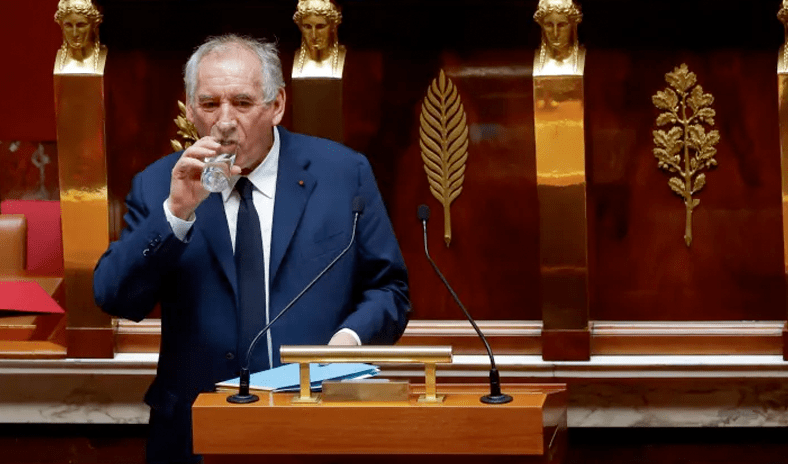 الميزانية تُسقط الحكومة الفرنسية.. البرلمان يحجب الثقة عن بايرو