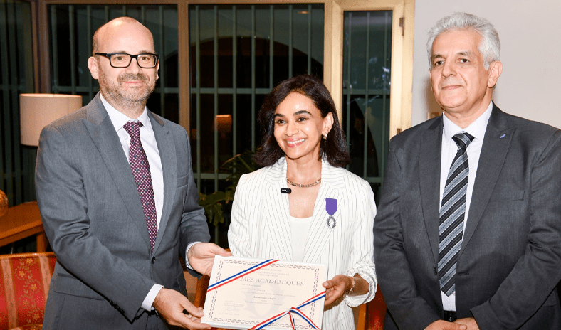 السفارة الفرنسية تقلد الأكاديمية الكويتية أسيل الرقم «وسام السعف الأكاديمي برتبة فارس» السفارة الفرنسية تقلد الأكاديمية الكويتية أسيل الرقم «وسام السعف الأكاديمي برتبة فارس»