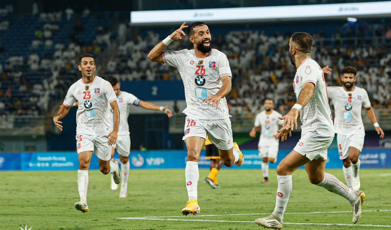 الكويت يتفوق على القادسية في قمة مثيرة بنتيجة 2-1