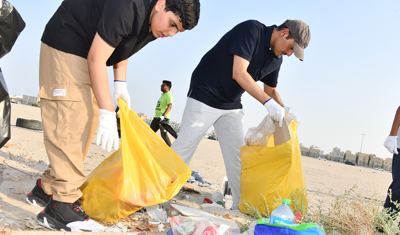 محافظ الأحمدي يرعى ويحضر حملة تنظيف الشواطئ لتشجع الأفراد على تبني سلوكيات إيجابية تجاه البيئة