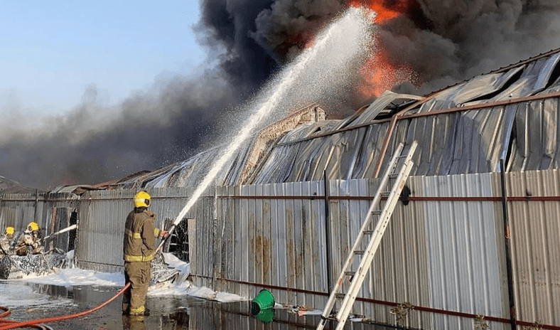 6 فرق إطفاء تسيطر على حريق مخازن في الصليبية الزراعية
