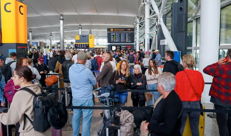 مطار هيثرو البريطاني يشهد تأخيرات كبيرة في الرحلات الجوية