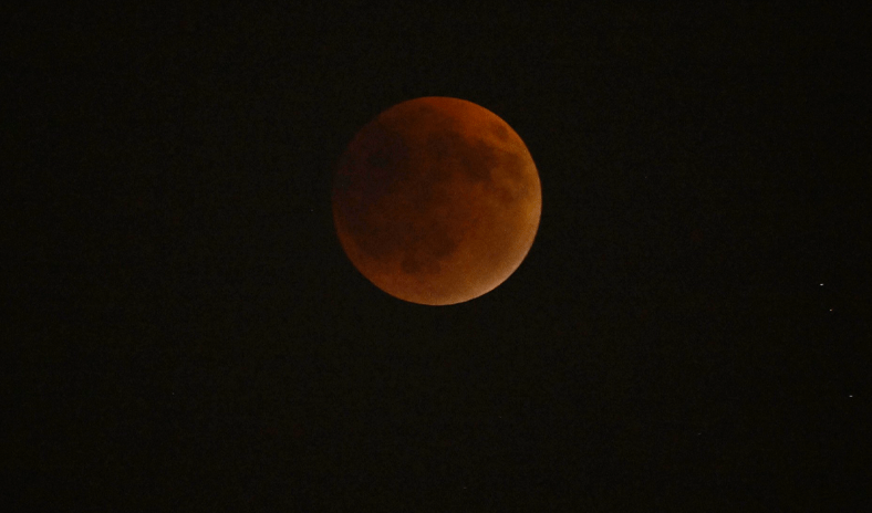 سماء الكويت تتزين بظاهرة &laquo;القمر الدموي&raquo; النادرة نتيجة الخسوف الكلي للقمر