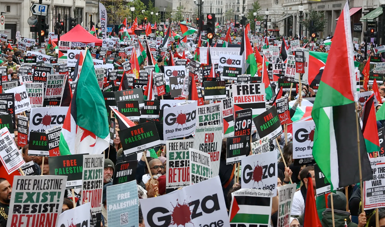 رئيس وزراء الاحتلال السابق: إسرائيل تنهار وتعيش عزلة دولية