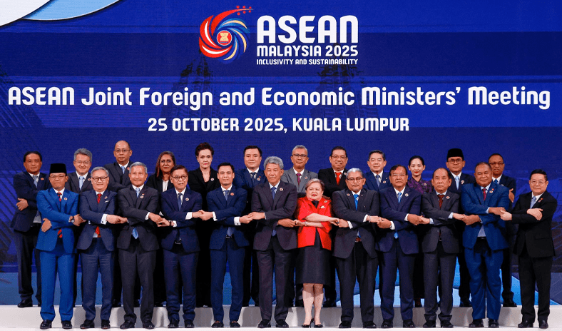 وزراء خارجية واقتصاد &laquo;آسيان&raquo; يدعون إلى &laquo;نهج استراتيجي موحد&raquo; لحماية مصالح المنطقة