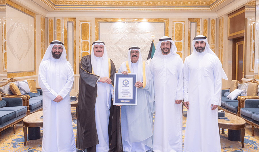 سمو الأمير يستقبل العوضي والفريق الطبي الذي حقق رقماً قياسياً جديداً بـ«غينيس» سمو الأمير يستقبل العوضي والفريق الطبي الذي حقق رقماً قياسياً جديداً بـ«غينيس»