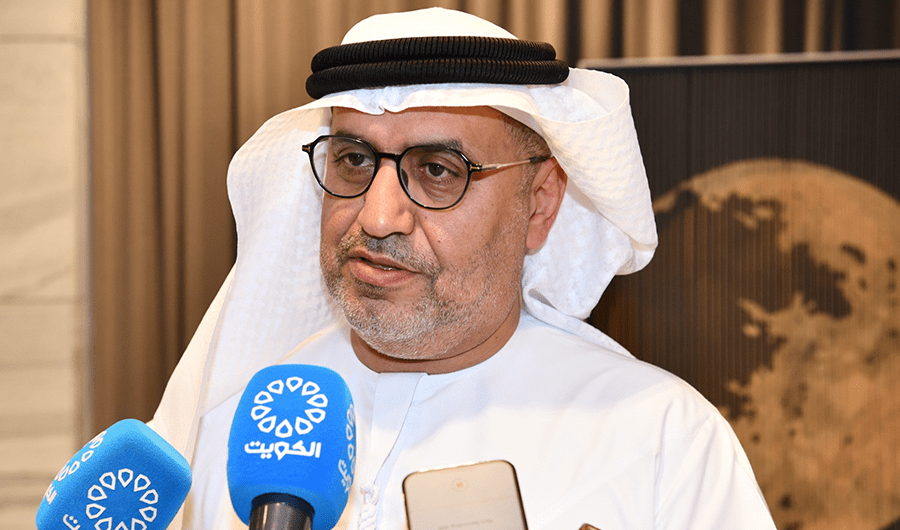 سفير الإمارات يسلم مركز &laquo;عبدالله السالم الثقافي&raquo; مقتنيات لرحلة الإمارات بمحطة الفضاء الدولية