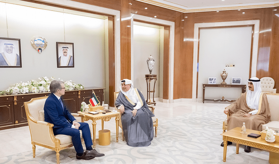 وزير شؤون الديوان الأميري ورئيس ديوان ولي العهد يستقبلان عدداً من السفراء لدى البلاد