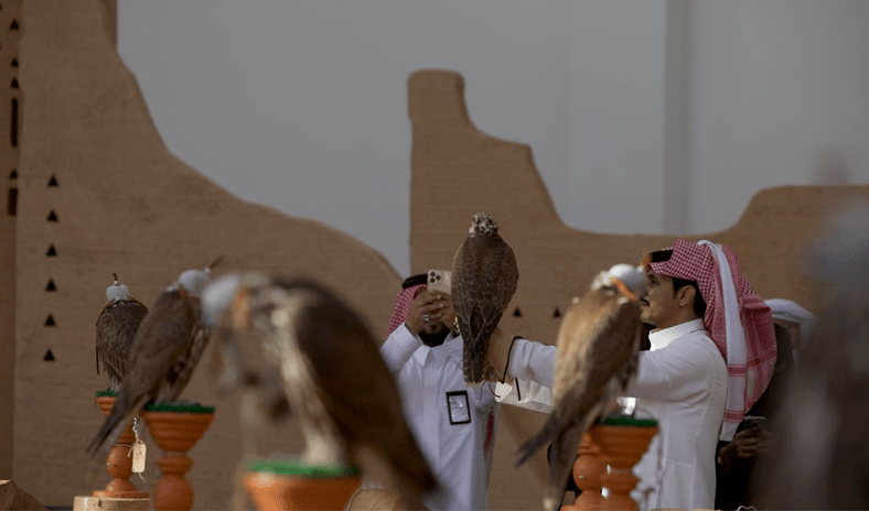 السعودية.. معرض الصقور والصيد.. تجربة فريدة واقبال كبير لهواة الموروث الثقافي والشعبي السعودية.. معرض الصقور والصيد.. تجربة فريدة واقبال كبير لهواة الموروث الثقافي والشعبي