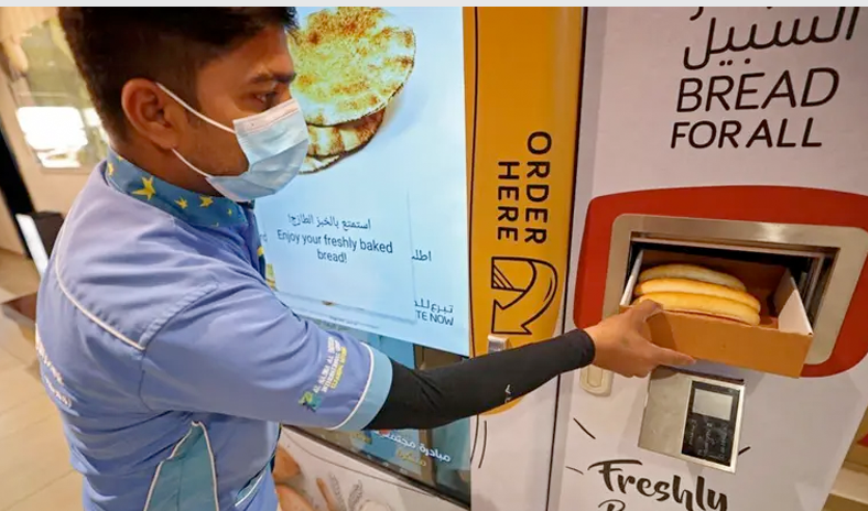 دبي.. أجهزة ذكية لتوزيع وجبات الطعام مجاناً بالشوارع