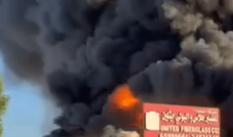 حريق ضخم في مصنع بأمغرة يغطي سماء المنطقة بسحابة سوداء حريق ضخم في مصنع بأمغرة يغطي سماء المنطقة بسحابة سوداء