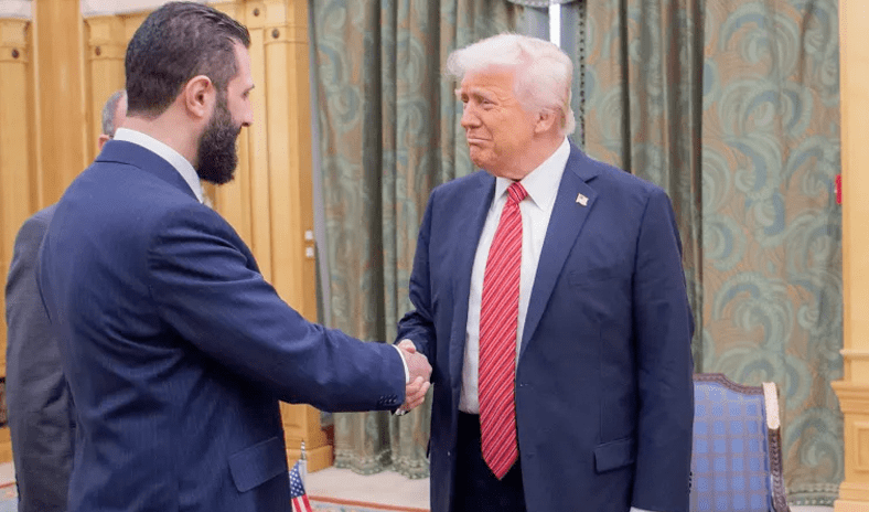 ترامب يستقبل الشرع وواشنطن تنفي نشر قوات بقاعدة في دمشق