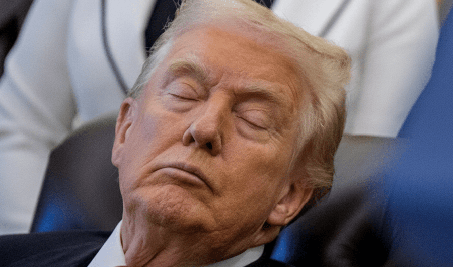 &laquo;ترامب نائماً&raquo;.. صورة تثير موجة انتقادات على مواقع التواصل!