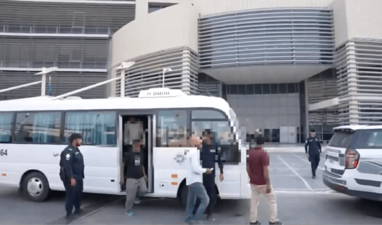 «الداخلية»: ضبط 25 مخالفاً ومطلوباً وتحرير 97 مخالفة مرورية في حملة أمنية بمحافظة الأحمدي «الداخلية»: ضبط 25 مخالفاً ومطلوباً وتحرير 97 مخالفة مرورية في حملة أمنية بمحافظة الأحمدي