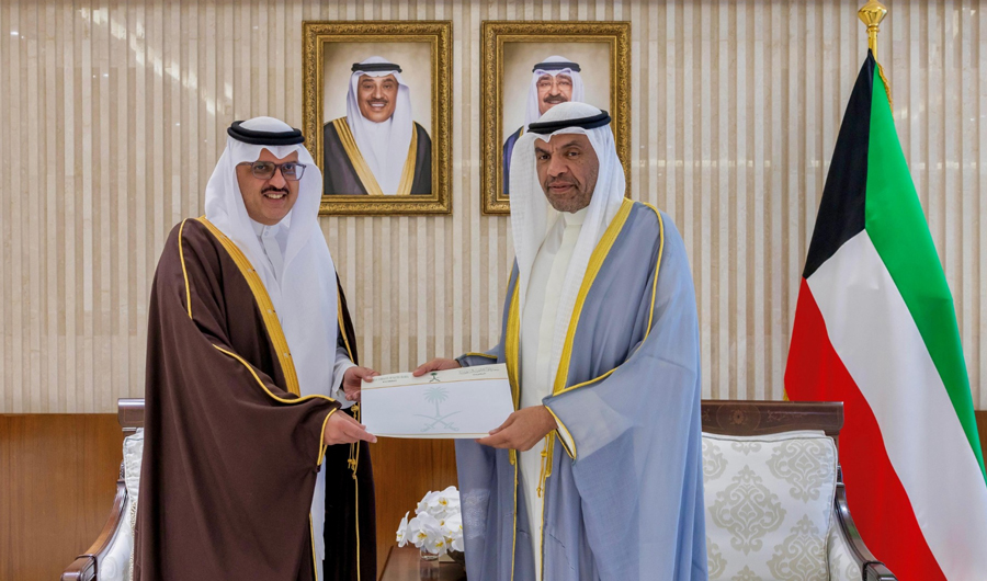 وزير الخارجية يتسلم رسالة من نظيره السعودي حول العلاقات الثنائية وزير الخارجية يتسلم رسالة من نظيره السعودي حول العلاقات الثنائية