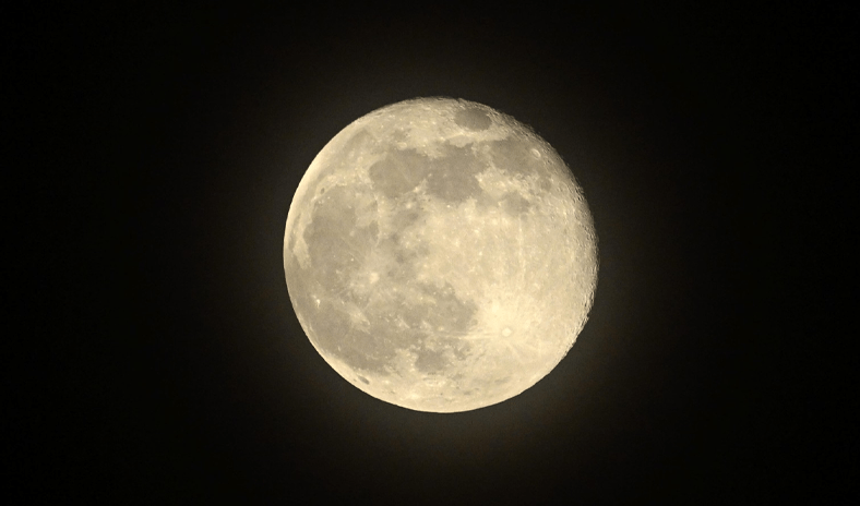 قمر القندس العملاق يزين سماء الكويت في حدث فلكي مميز قمر القندس العملاق يزين سماء الكويت في حدث فلكي مميز